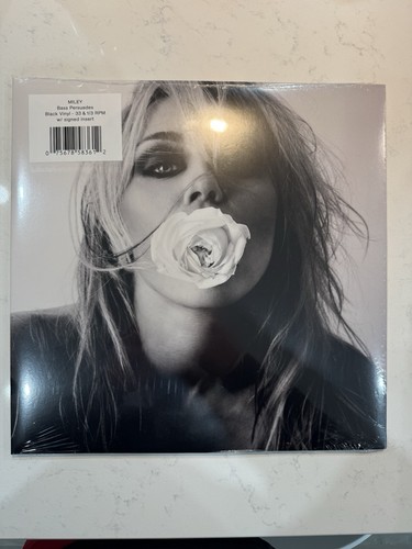 Hand miley cyrus - in-hand,